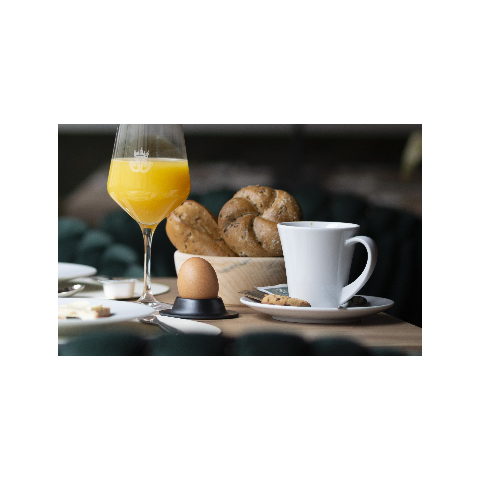 Frühstückein im Boutique Hotel Sole Frühstück im Boutique Hotel Sole in Sterzing: Frische Brötchen, Ei, Kaffee und Orangensaft in stilvollem Ambiente für einen genussvollen Start in den Tag.
