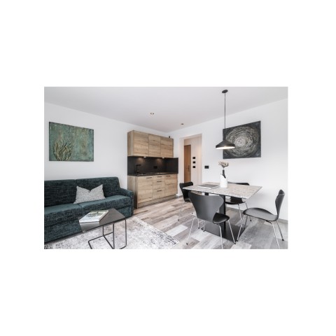 Wohnbereich im Apartment Plima Moderne Suite im Boutique Hotel Sole in Sterzing mit stilvollem Wohnbereich, Küche und eleganter Einrichtung für höchsten Komfort.