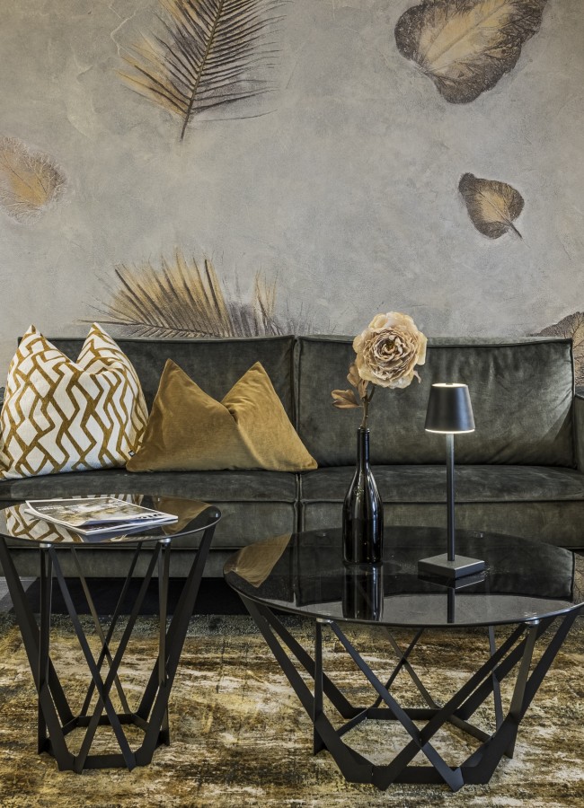 Sitzecke im Hotel Sole Stilvolle Lounge im Boutique Hotel Sole in Sterzing mit eleganten Sofas, Designer-Tischen und warmen Erdtönen für eine gemütliche Atmosphäre.