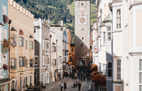 Sterzing Stadtzentrum Die historische Altstadt von Sterzing mit bunten Fassaden, malerischen Gassen und dem markanten Zwölferturm, umgeben von den Alpen Südtirols.