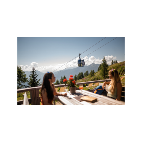 Zwei Frauen genießen den Sommer auf einer Berghütte in Südtirol mit Blick auf die Alpen und der Seilbahn vom Rosskopf. Relax in den Bergen von Sterzing.
