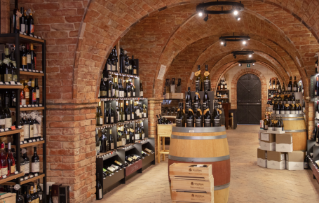Weinkeller im Feinkostgeschäft Mair Mair mit Backstein-Gewölbe und erlesenen Weinen. Verkostung edler Tropfen in der Enothek im Zentrum von Sterzing.