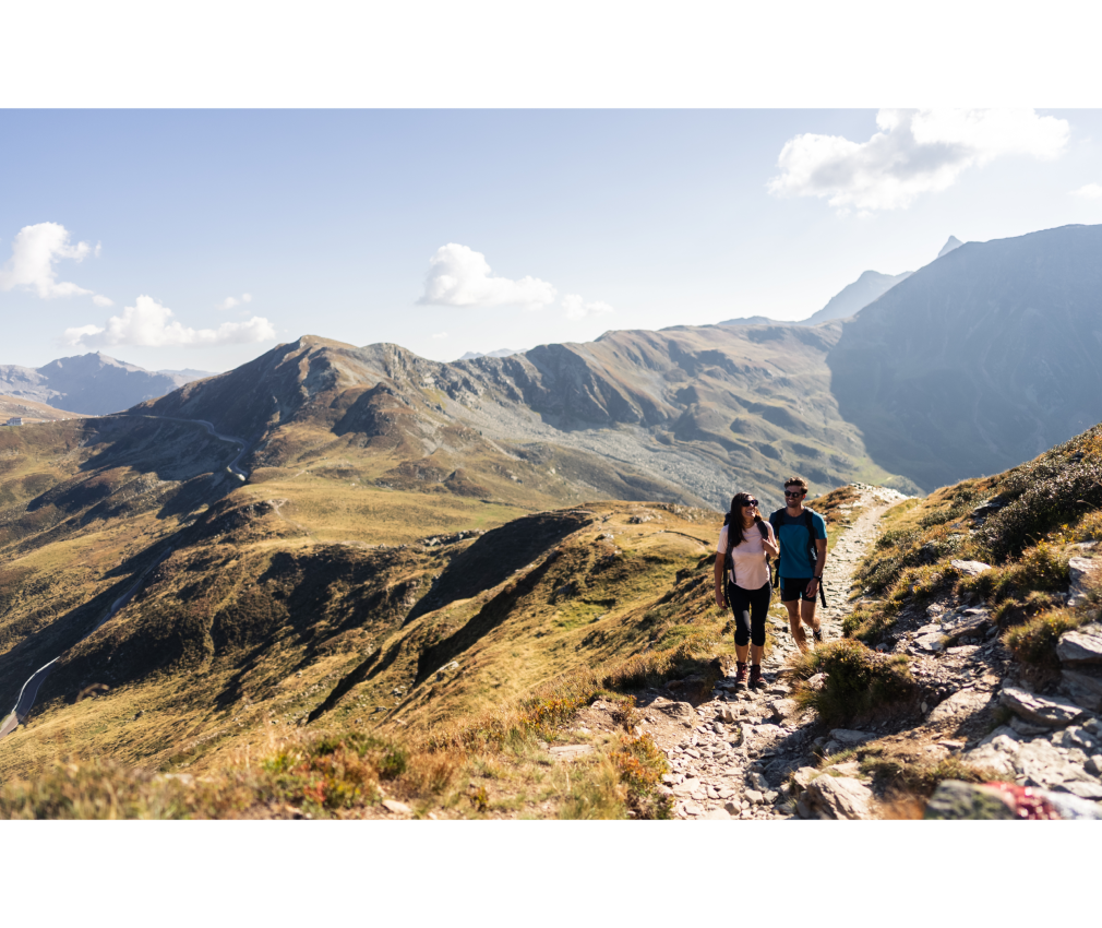 Zwei Wanderer genießen eine Bergtour am Rosskopf nahe Sterzing mit spektakulärer Aussicht auf Täler und Gipfel. Naturerlebnis in den Südtiroler Alpen.
