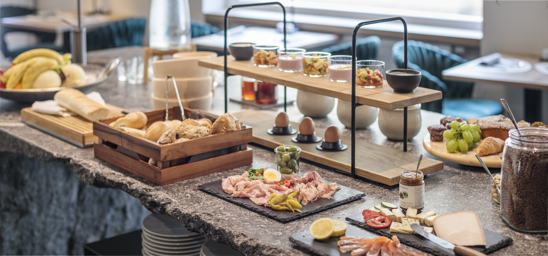 Frühstücksbuffet im Hotel Sole Hochwertiges Frühstücksbuffet im Boutique Hotel Sole, mit frischen Backwaren, Aufschnitt, Käse, Joghurt, Obst und regionalen Spezialitäten.