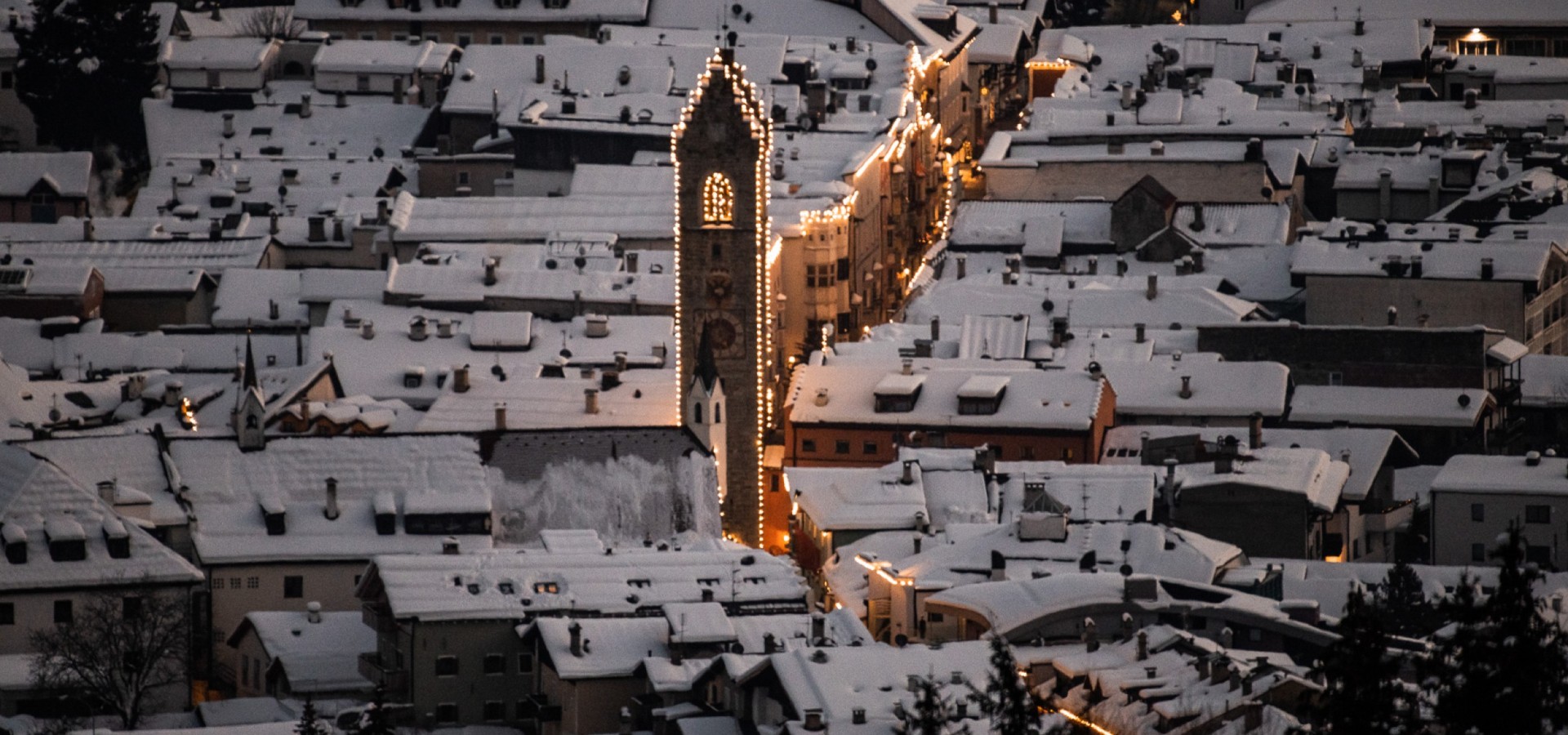 Sterzing Zentrum im Winter Sterzing mit verschneiten Dächern, festlicher Beleuchtung und dem Zwölferturm, der von Lichtern eingerahmt wird. Weihnachtsmarkt in Südtirol