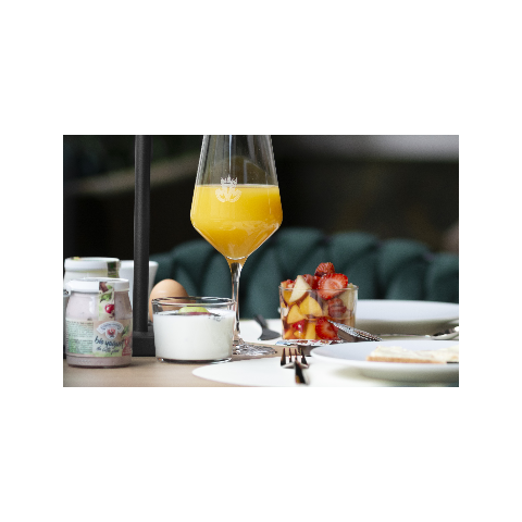 Gedeckter Frühstückstisch im Hotel Sole Frisches Frühstück im Boutique Hotel Sole in Sterzing: Orangensaft, Joghurt und Obstsalat für einen genussvollen Start in den Tag in Südtirol.