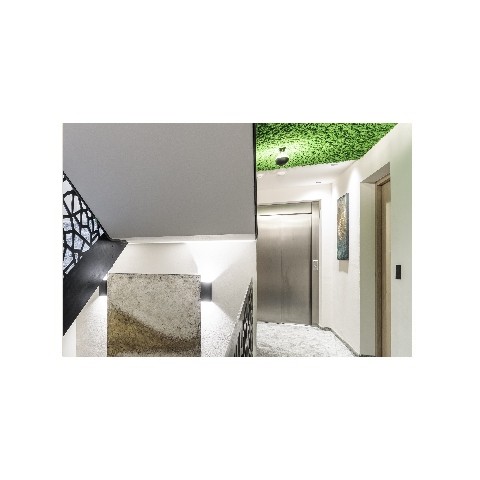 Treppenhaus Hotel Sole Modernes Treppenhaus im Boutique Hotel Sole mit Aufzug, grüner Moosdecke und stilvoller Beleuchtung.