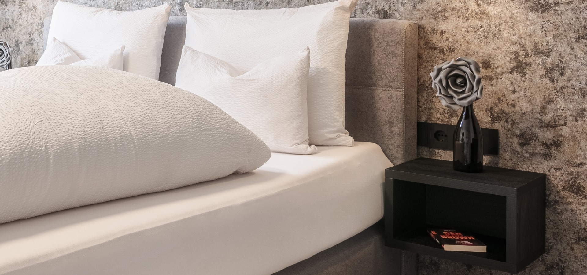 Bett im Boutique Hotel Sole Modernes Zimmer im Boutique Hotel Sole in Sterzing – stilvolles Design, gemütliches Bett und luxuriöse Details für erholsame Nächte.