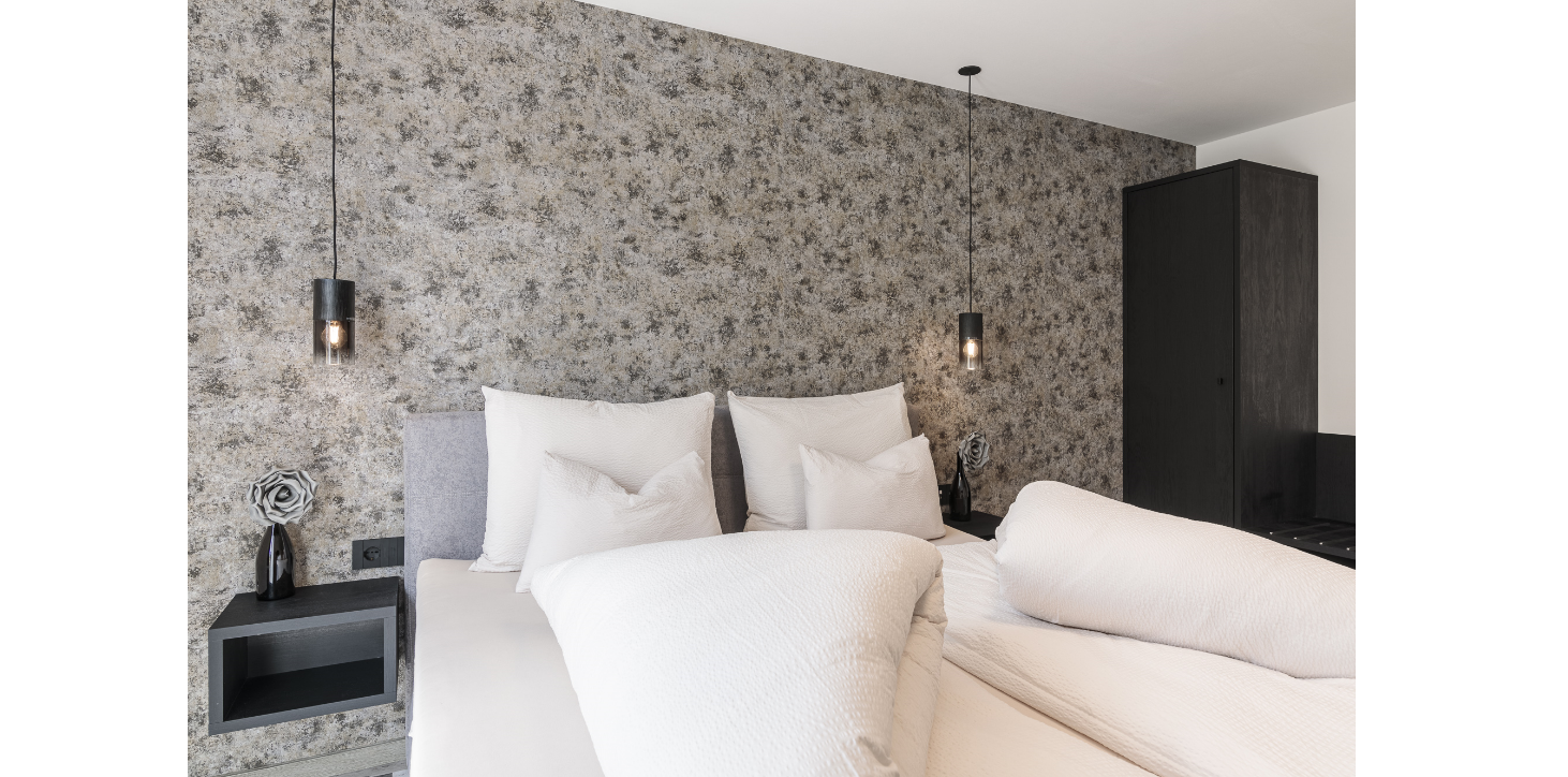 Schlafzimmer Gneis im Hotel Sole Elegantes Zimmer im Boutique Hotel Sole in Sterzing – modernes Design, gemütliches Ambiente und höchster Komfort für erholsame Nächte in Südtirol.