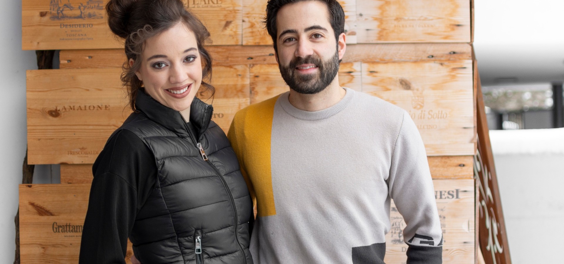 Die Gastgeber vom Sole Die freundlichen Gastgeber vom Boutique Hotel Sole vor einer Wand mit Weinholzkistendeckel.  Vor dem Geschäft Mair Mair im Zentrum von Sterzing