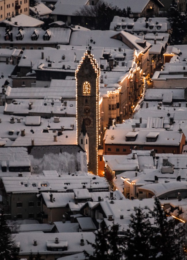 Sterzing im Winter Winterliche Altstadt von Sterzing, Südtirol, mit verschneiten Dächern und festlich beleuchtetem Zwölferturm. Romantische Weihnachtsstimmung in den Alpen.